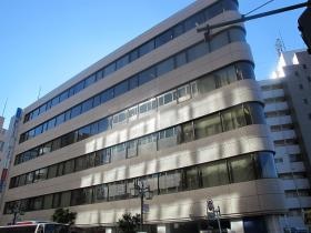 本社・柏支店の外観。柏駅西口より徒歩３分の場所にございます。