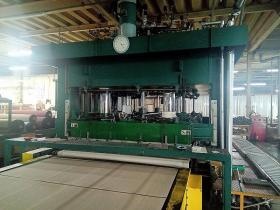 プレス機「マット原反とゴムの合成」