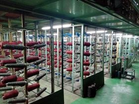 タフト機前の原糸「当社オリジナルマット製作工程」