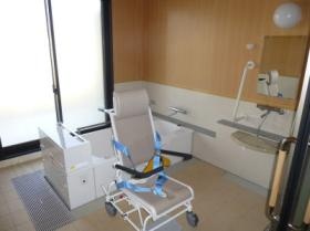 座位式リフト浴槽（利用者と職員双方の負担軽減につながります）