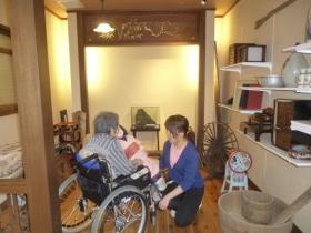 昭和の間（高齢者の皆様が過ごされた時代を知ることができます）