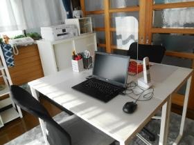 事務室になります。ここで、サービス提供の実績入力など行います