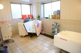 浴室は個浴と特浴があり、２名以上で行うので安心です