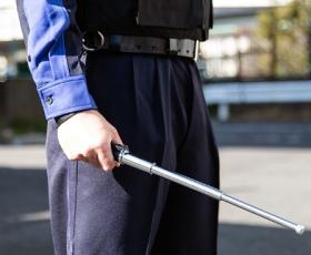 警備輸送部門では警棒の持ち方から丁寧にお教えします。