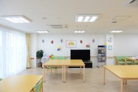 食堂。お部屋で召し上がる方も中にはいます。