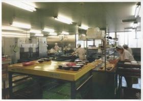 おいしいご飯と評判の厨房の様子