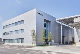 開発設計部、経営企画室等の部署が集まる岡山本社