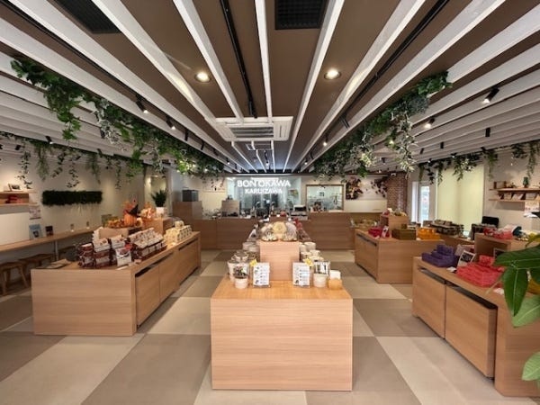 工房があり、チョコレート製造がみえる店舗になっています。