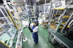 金属部品組立加工作業の様子