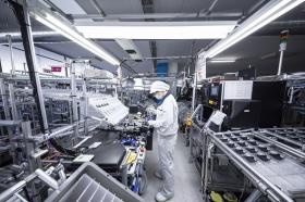 電子部品組付作業の様子