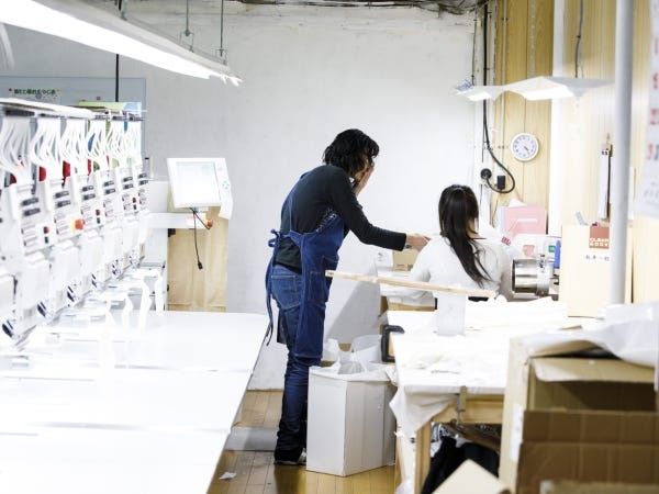 工場内部です。スタッフ同士が自由にコミュニケーションを取りながら仕事を進めています。