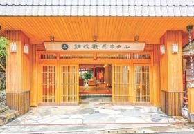 趣のある玄関でお客様をお迎えいたします。