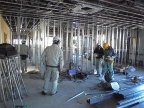 屋内の電気技術者・施工管理現場風景