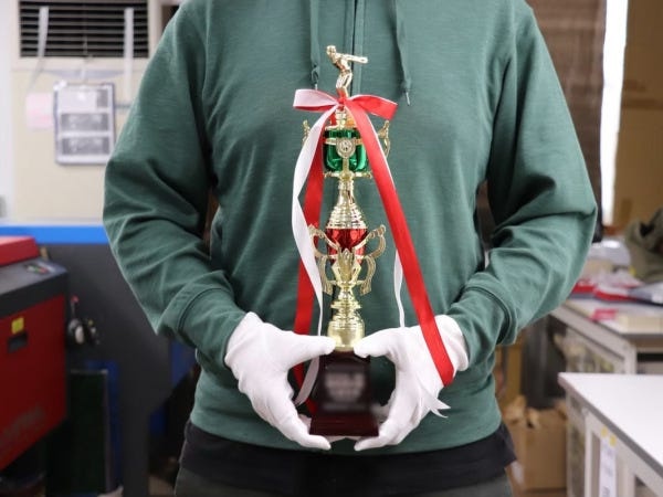 オリジナルグッズ製造加工・トロフィー・オリジナルグッズの製造と販促品への名入れ加工（駅近）