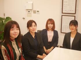 女性スタッフ在籍率５０％。子育て中の方もいます。