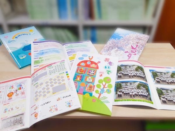 学校ごとに異なるオーダーメイドのものづくり。学生さんの思い出の詰まった宝物づくりを支える経理事務のお仕事です。