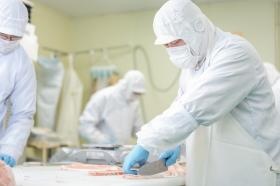 精肉加工の作業風景＿００２