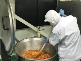 大釜炒め加熱の作業風景＿００９