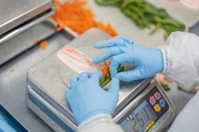 袋詰めの作業風景（彩り野菜の豚肉巻き）＿００４