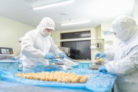 袋詰めの作業風景（スライス肉）＿００３