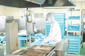 フライヤーの作業風景（コロッケ）＿００８