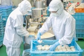 衣付けの作業風景（メンチカツ）＿００６