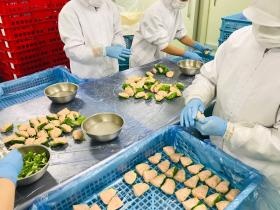 製品製造の作業風景（ピーマン肉詰め）＿００５