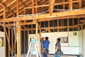 電気工事 作業風景４