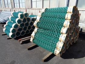 製品写真「ひし形金網」 学校のフェンスなどに設置