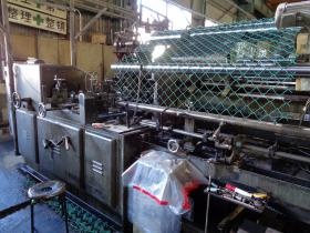 製造機械「ひし形金網を製作中」