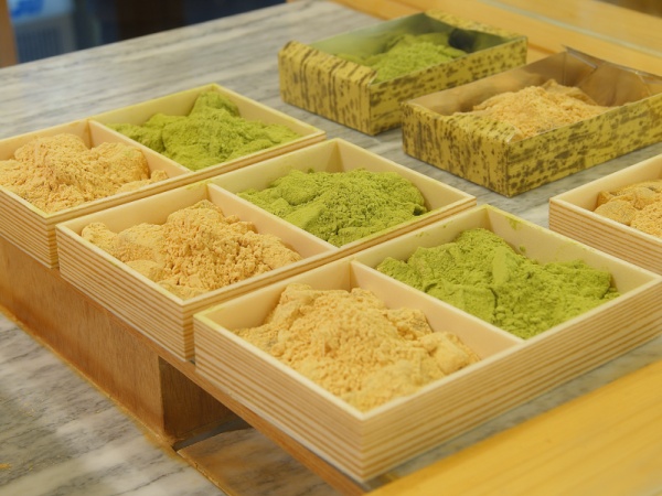 みたらしだんごやわらびもちを販売しています。