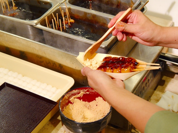 勧修寺の茶屋や、他新店舗でも販売を行っています。