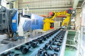 車やデジタル家電、住宅設備等を射出成形機で成型します。