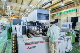 いろんな種類の機器を使って金型の製作します。