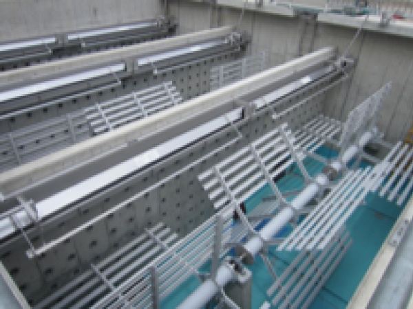 弊社製品（水処理施設の攪拌機器）