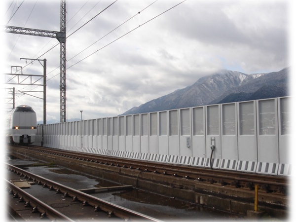 弊社製品（鉄道用の防音壁）