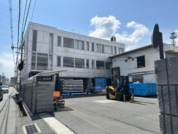 弊社の外観です。手前側に工場があります。普段は職人さんがたくさんいて活気があります。是非一度お越し下さい！ご応募、心よりお待ちしております！