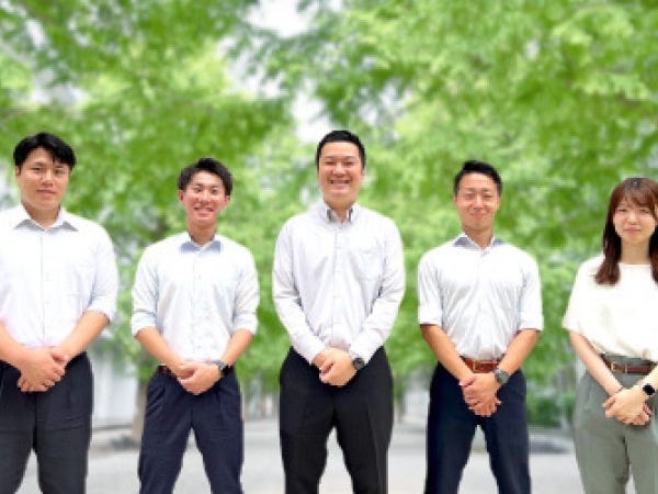 平均年齢28歳！20代中心の活気ある組織です！社内にはレッドブルを常備した冷蔵庫や、社員の声で決まる社員旅行など、遊びゴコロある制度も豊富♪