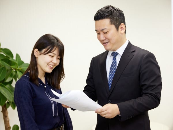 頼りになる先輩社員が隣につきながらつひとつ丁寧に教えていくので未経験の方もご安心ください◎