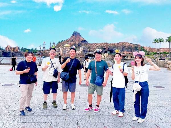 毎月１回のレクリエーションや飲み会があり、皆でディズニーシーへ♪