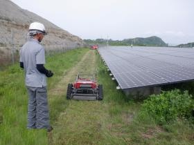 ラジコン草刈機を使用し除草作業
