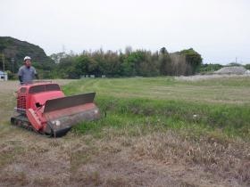 乗用タイプの草刈機