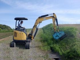 重機を使用して除草作業