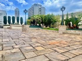 屋上にはリフレッシュのできる、緑豊かな庭園があります。