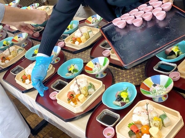 業務内容は、食事の準備やドリンクオーダーの接客、後片付けなどがあります。