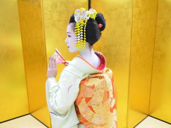 当店人気の舞妓ディナーの第二弾として、もっと気軽に舞妓さんに出会える踊りやトークを中心とした舞妓ショーを今春から開催が決定。