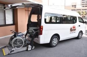 デイケアサービスの送迎車です。