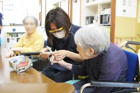 ご利用者様の爪を切っているところです