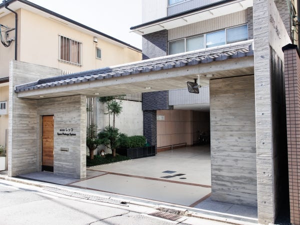 駅チカ、大手筋商店街そばで、利便性抜群です。