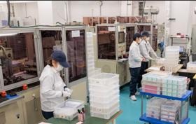 工場内作業：型抜き